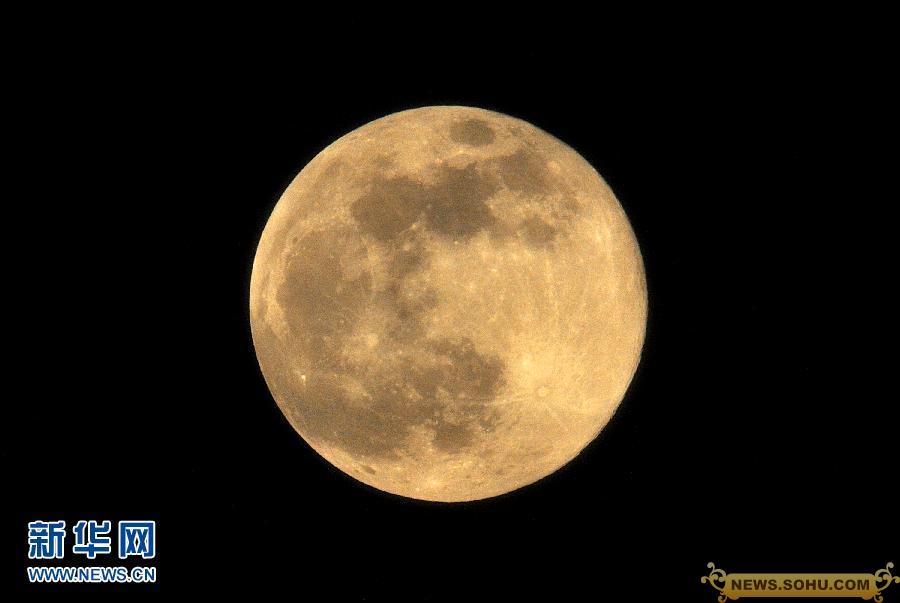 2013年6月23日晚，一轮圆月高悬在海南省海口市上空。