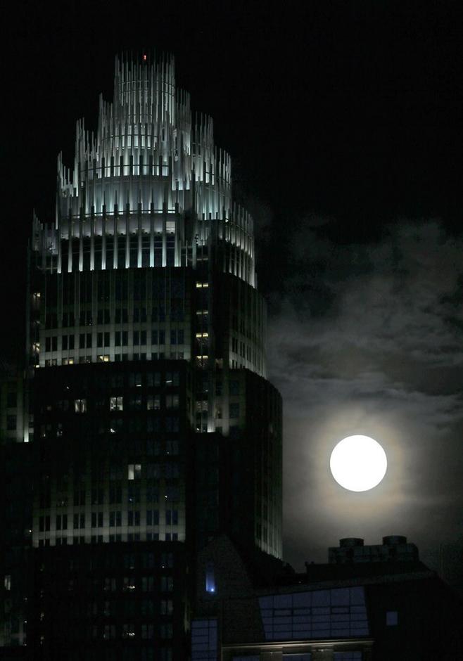 当地时间2013年6月22日，纽约，月亮在美国银行大楼旁升起。