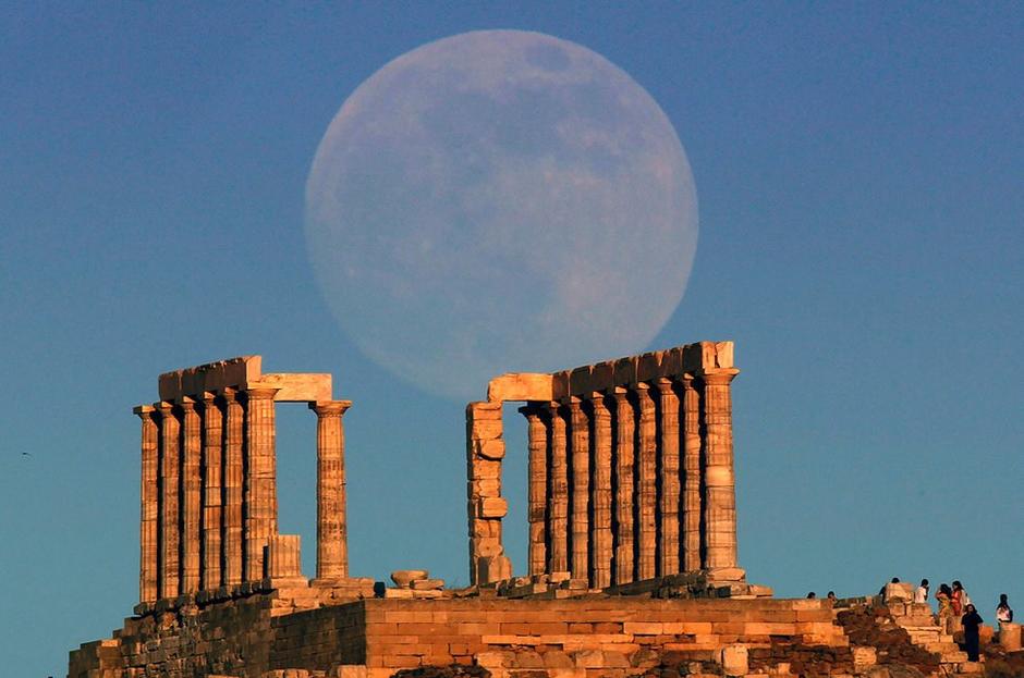 当地时间2013年6月22日，希腊雅典帕特农神庙，硕大的月亮悬在空中。