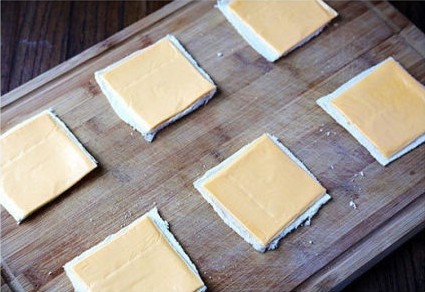 奶酪土司卷 美味创意 奶酪土司卷：土司用擀面杖擀薄，切掉硬边，加一片奶酪卷成卷，放油锅里煎至奶酪融化即可