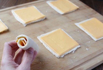 奶酪土司卷 美味创意 奶酪土司卷：土司用擀面杖擀薄，切掉硬边，加一片奶酪卷成卷，放油锅里煎至奶酪融化即可
