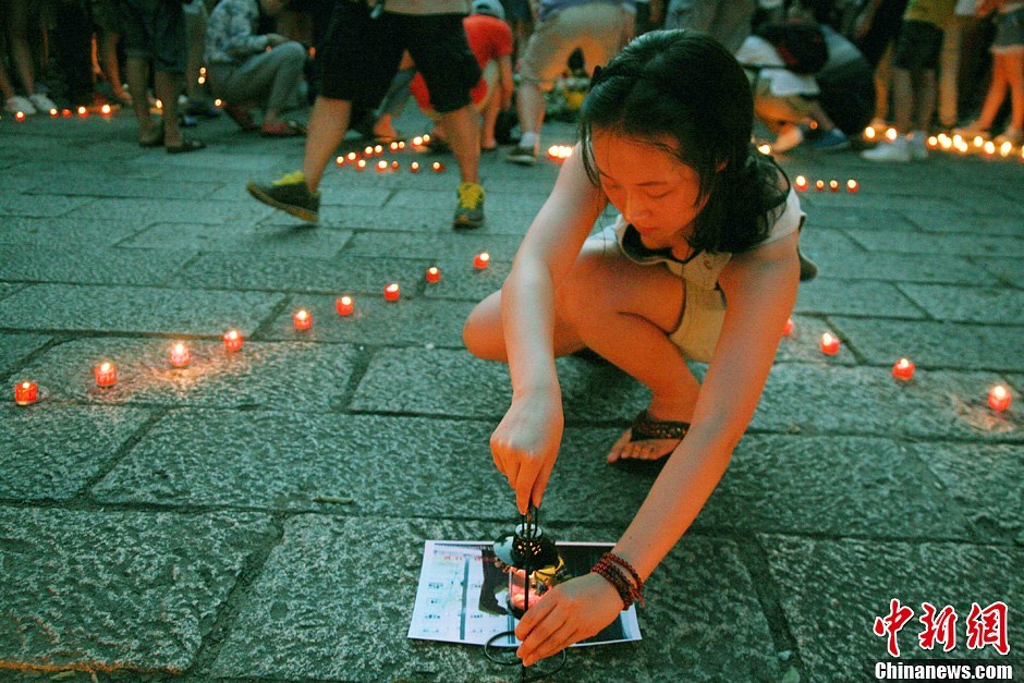 7月8日，市民在江山市须江公园内为韩亚空难遇难中国女生默哀祈福。7日凌晨，韩亚航空公司波音777型客机在旧金山国际机场失事造成江山中学两名女生罹难。