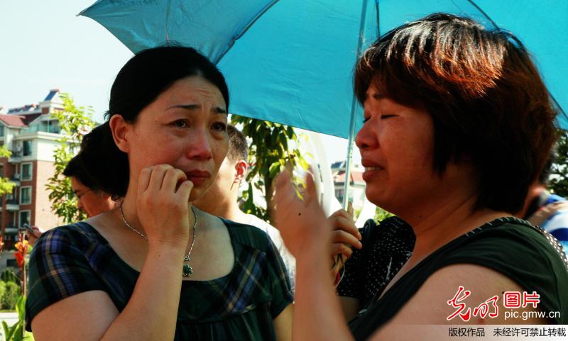 7月8日，市民在浙江省江山市须江公园内为韩亚空难遇难中国女生默哀祈福并燃放孔明灯。