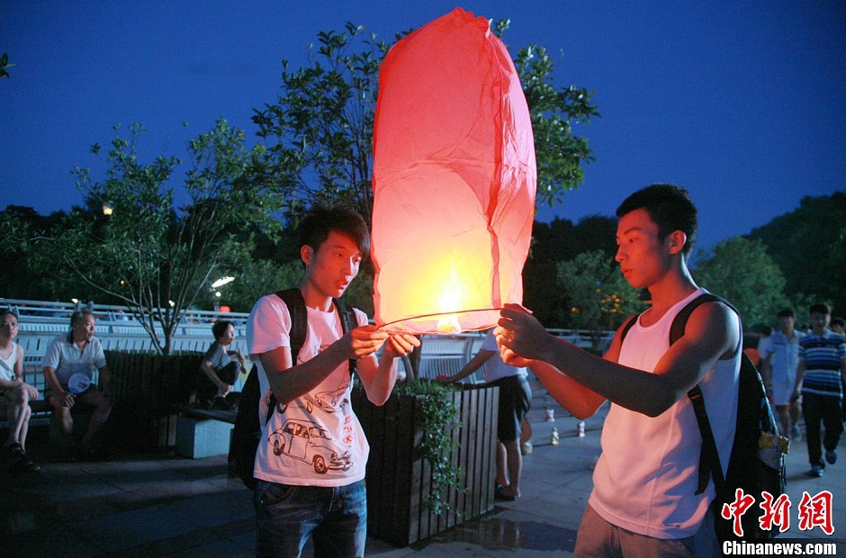 7月8日，市民在江山市须江公园内为韩亚空难遇难中国女生默哀祈福。