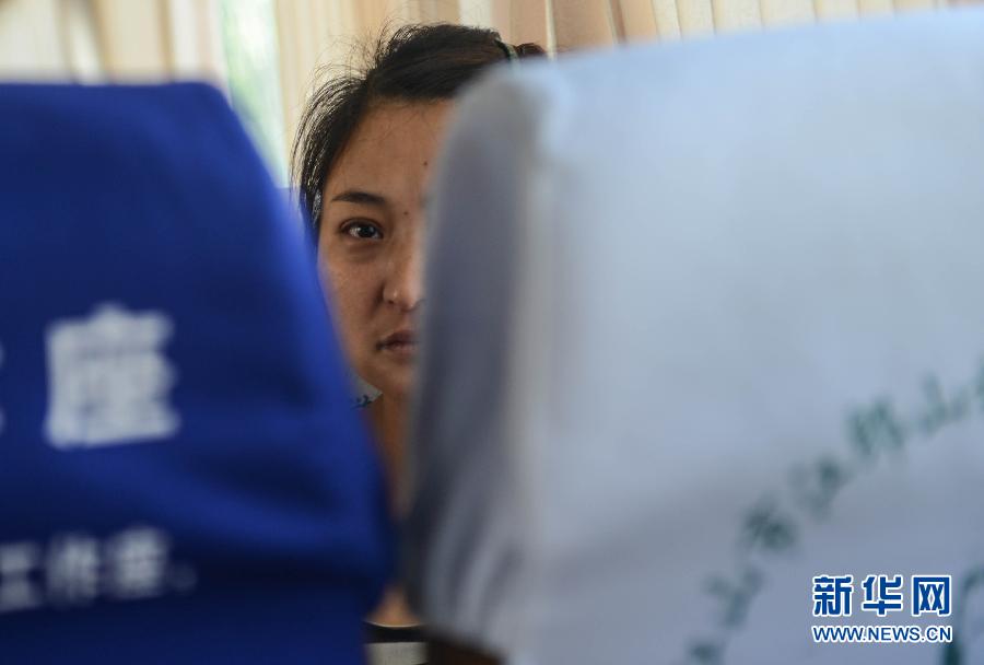 7月8日，在韩亚航空旧金山坠机事故中罹难的中国乘客王琳佳的母亲(右)、父亲(中)坐在从浙江江山前往上海的大巴车上。