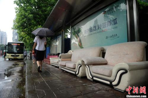 近日，重庆街头一公交车站前摆放着一排沙发，供等车乘客休息。据悉，红色沙发是调度室购买的，另外3张白色的沙发则是由一位热心市民赠送，供前来等车的乘客休息。