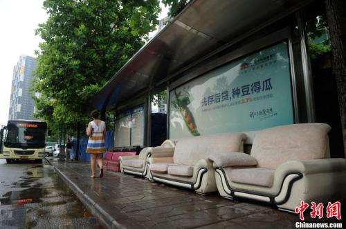 近日，重庆街头一公交车站前摆放着一排沙发，供等车乘客休息。据悉，红色沙发是调度室购买的，另外3张白色的沙发则是由一位热心市民赠送，供前来等车的乘客休息。
