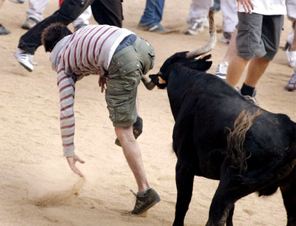 西班牙奔牛节酿惨祸：一男子被公牛蹂躏刺穿私处 西班牙奔牛节进入第五天，一名男子在追逐公牛时遭到公牛踩踏，被牛角刺穿私处，受伤严重，场面十分血腥，人群中尖叫声不断。该男子被公牛蹂躏长达40秒后，救助人员赶来助其脱离险境。