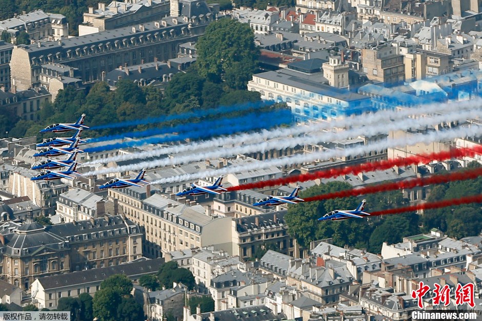 法国国庆日 璀璨焰火绽放巴黎埃菲尔铁塔 当地时间2013年7月14日，法国巴黎，国庆日大阅兵举行。