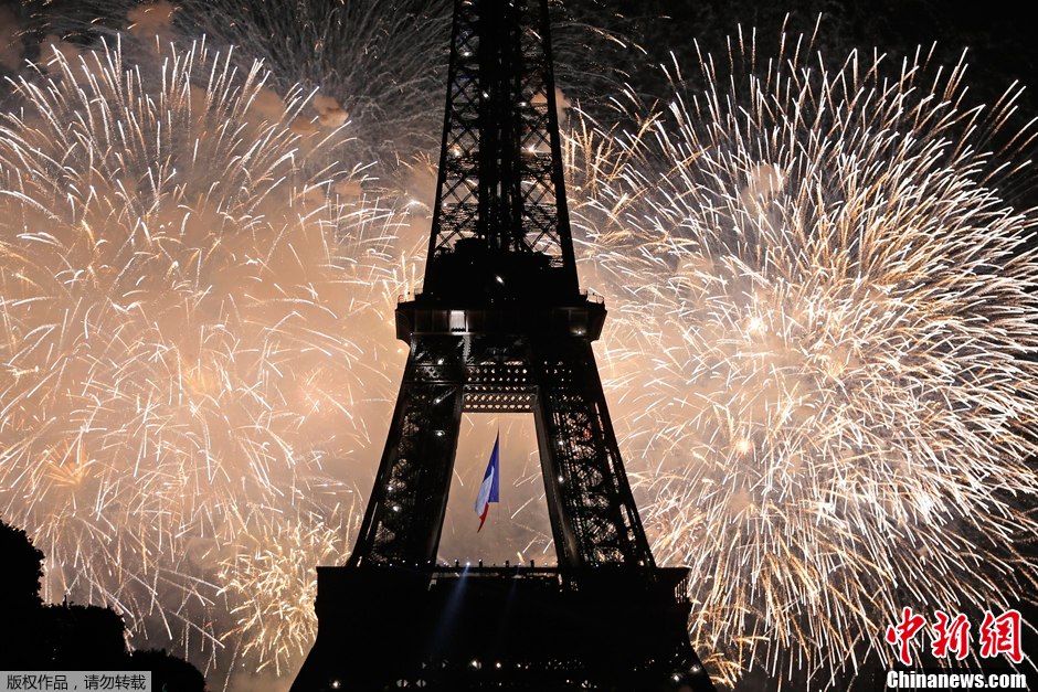 法国国庆日 璀璨焰火绽放巴黎埃菲尔铁塔 当地时间2013年7月14日，法国巴黎，法国国庆日焰火在巴黎埃菲尔铁塔附近绽放。