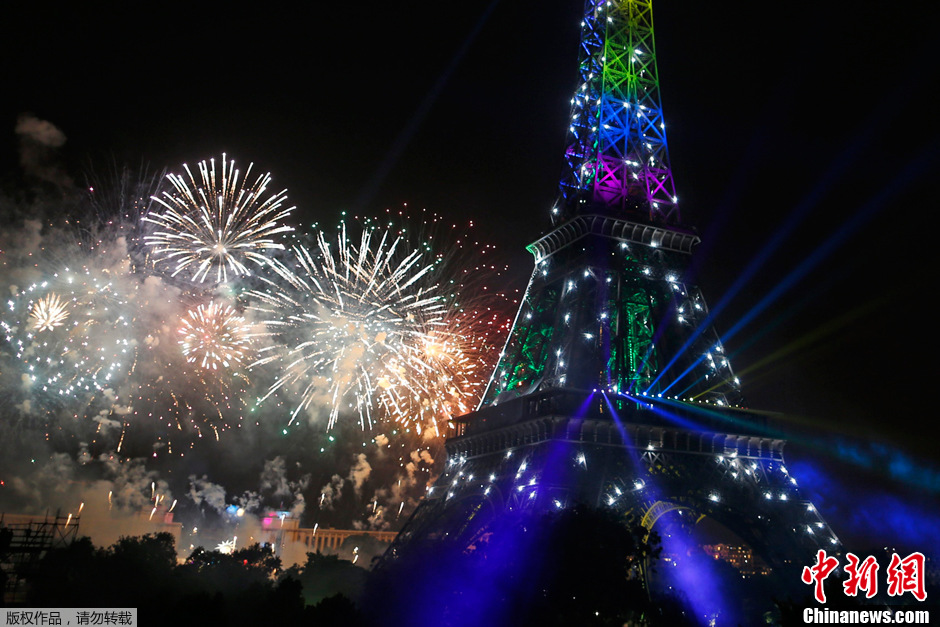 法国国庆日 璀璨焰火绽放巴黎埃菲尔铁塔 当地时间2013年7月14日，法国巴黎，法国国庆日焰火在巴黎埃菲尔铁塔附近绽放。