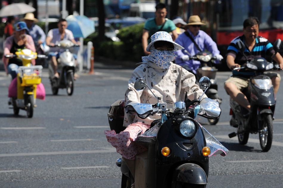 7月24日8：50，杭州市气象台发布高温红色预警信号，受副热带高压影响，预计下午杭州主城区最高气温将达40℃左右，提示相关部门做好应对工作，注意防暑降温。图为一位市民“全副武装”抵挡烈日。