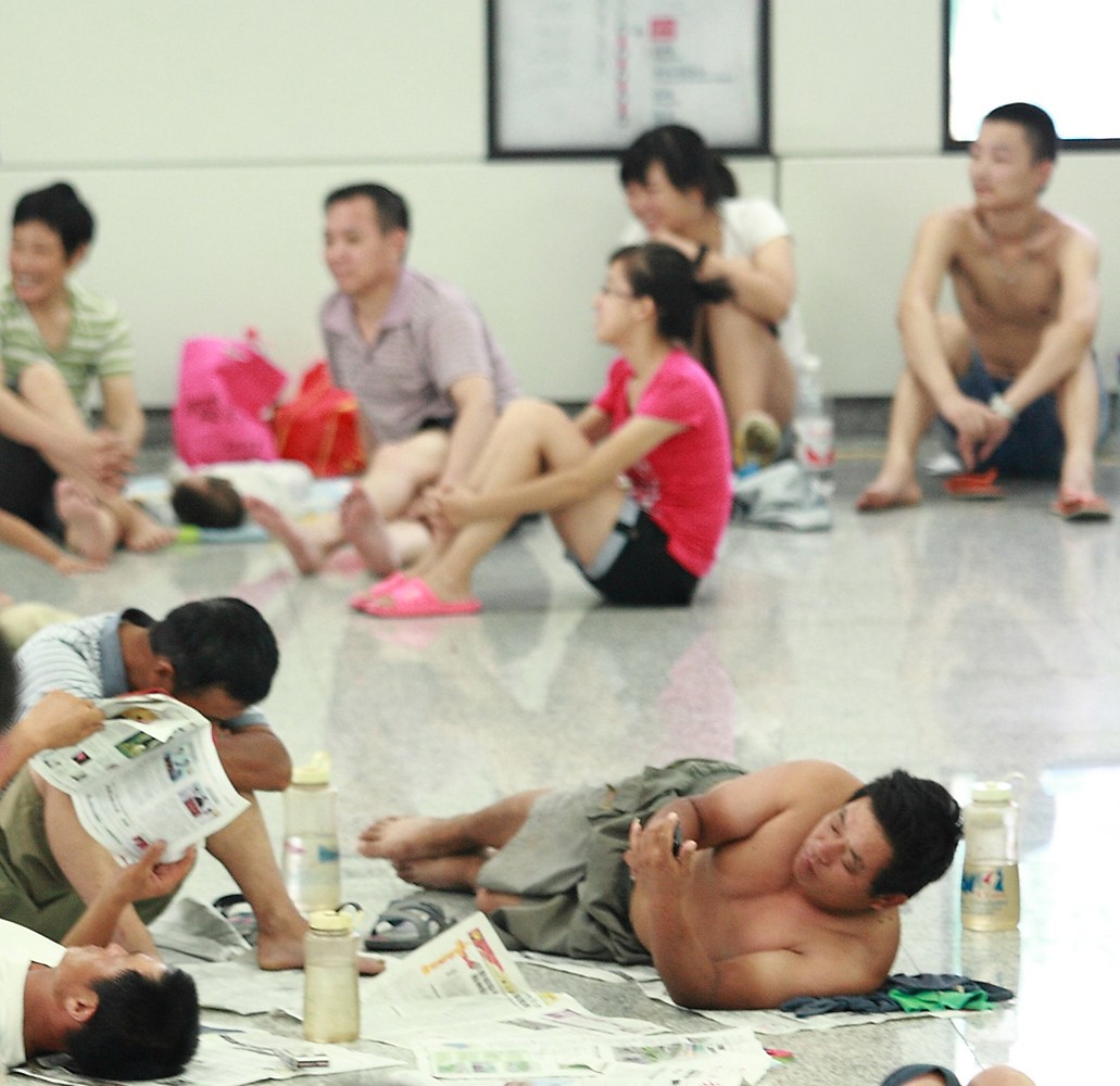 杭州再破40度高温 街道停电附近居民地铁站纳凉 7月25日，浙江省杭州市，地铁1号线乔司站、乔司南站等站点再度遭遇大量前来纳凉的附近居民。