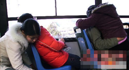 一对年轻男女在公交车上坐下后，开始搂脖抱腰，时而接吻，时而拥抱，还时不时发出“老公”、“老婆”的叫声，让车上乘客十分不自在。一位乘客见此场景，故意咳嗽提醒他们，可他们根本不在乎，依然我行我素……