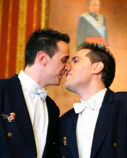 西班牙两名男飞行员举行婚礼，从而成为西班牙军队中首对结婚的同性情侣。婚礼在塞维利亚市政厅举行，艾伯特·利内罗与艾伯特·桑切斯身着西班牙空军制服。