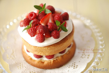 草莓爱上了蛋糕