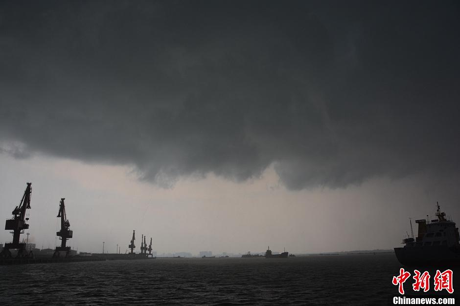 强台风“尤特”逼近风力达14级 2013年8月13日下午，广东省茂名港港口的天空乌云密布，漆黑一片。