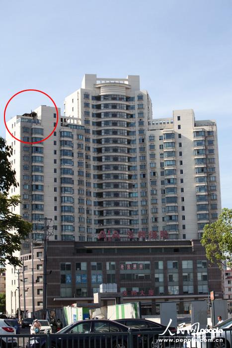 拍摄的位于苏州市三香大厦高楼18层楼顶东侧阳台上的