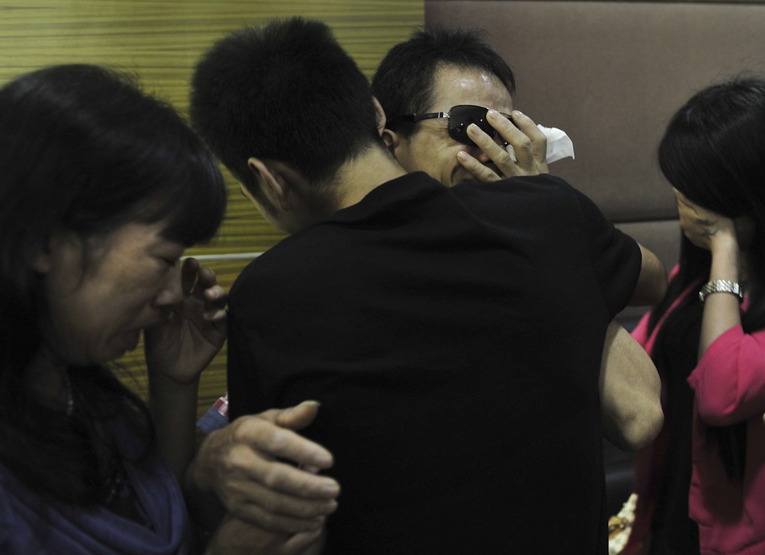 2013年7月1日，黄寿平夫妇找到广州警方，让警方采集了他们的血样，并录入全国打拐DNA数据库，黄寿平夫妇将寻子的唯一希望寄托于此。图为8月15日，福建省福清市公安局新闻发布厅，广东的黄寿平夫妇把离散19年的儿子小吉紧紧搂在怀中。