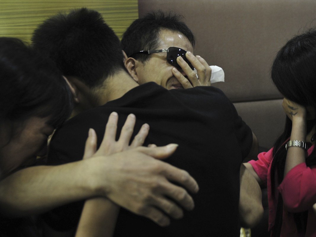8月15日，福建省福清市公安局新闻发布厅，广东的黄寿平夫妇与离散19年的儿子小吉相认后，全家坐在一起谈话。