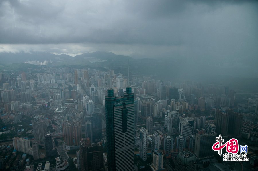 8月18日，深圳上空被乌云笼罩，群楼像在云中穿梭，真可谓魔幻世界现实版。