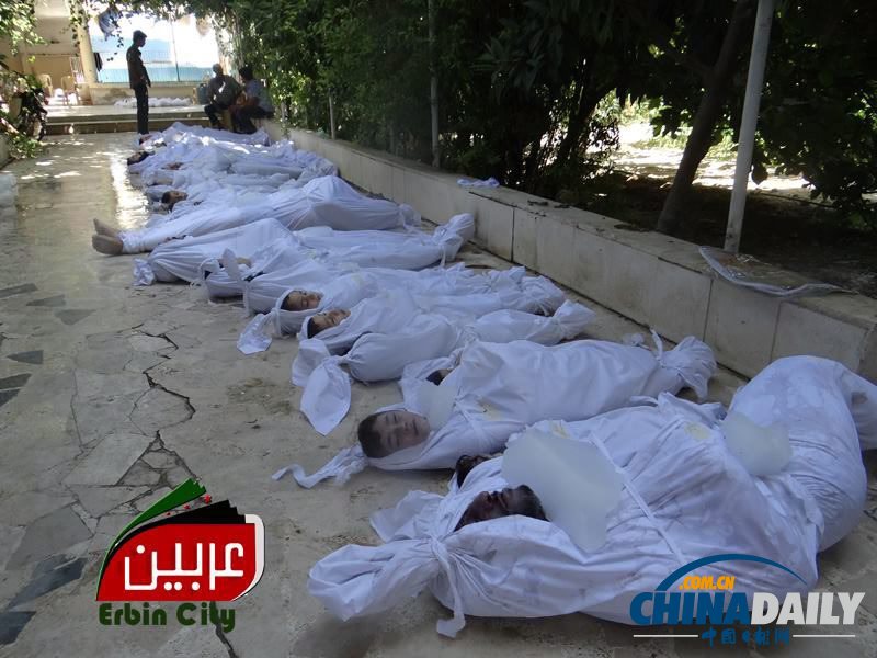 当地时间2013年8月21日，叙利亚，叙利亚反对派称阿萨德政府当天在大马士革郊区实施毒气弹攻击，造成包括妇女和儿童在内1300人死亡。反对派表示，政府当天使用携带神经毒气的炸弹对大马士革郊区三个在反对派控制下的区域进行了激烈的轰炸，导致重大人员伤亡。但是，叙利亚政府否认在冲突中动用化学武器的报道。而媒体对此次轰炸造成的人员伤亡数字报道也有所不同，美国媒体称死亡人数为数十人。