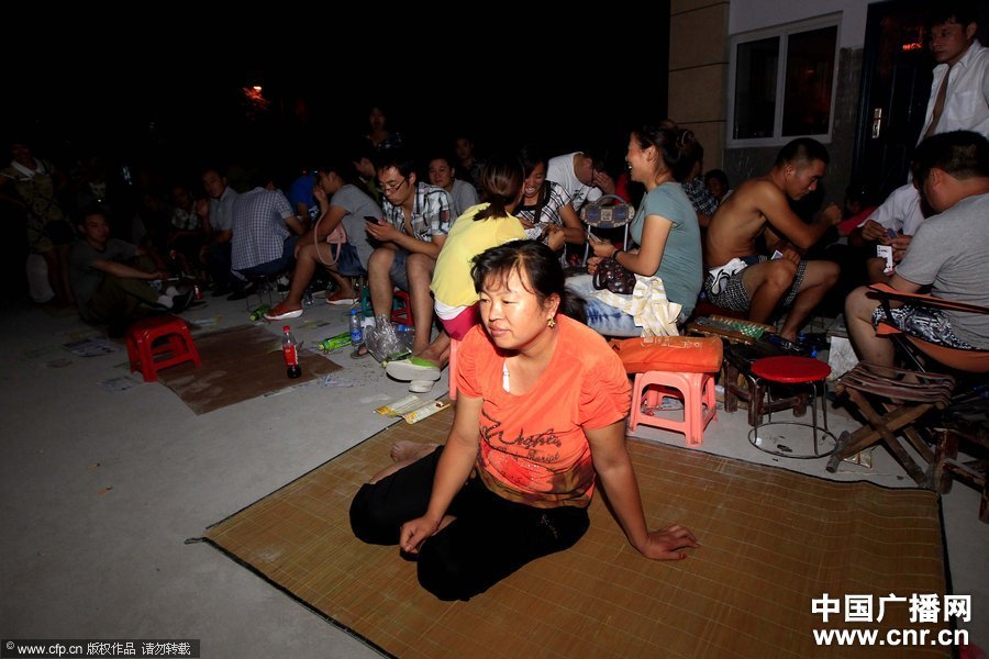 2013年8月22日，郑州小学入学开始报名。22日凌晨，河南省郑州市新柳路小学、聚源路小学门前，家长带着凉席、小板凳排起了长队。新柳路小学所属学区，外来务工人员较多，为了能顺利给孩子报上名，很多家长21日中午便开始排队。聚源路小学门前，一位家长还带着帐篷，睡在了路边。