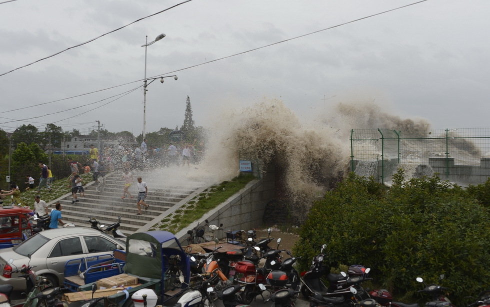 8月22日，在浙江海宁盐仓观潮点，防护栏被潮水冲毁。