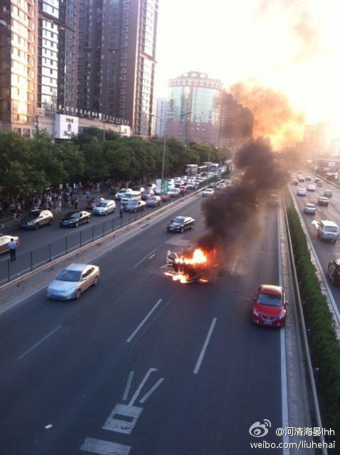 北京北四环东路轿车起火燃烧 着火原因尚不明 北京北四环东路亚运村华堂附近主路上一辆轿车起火燃烧，并且伴随爆裂声。有网友称车辆为自燃起火，具体着火原因尚不明确。