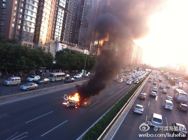 北京北四环东路轿车起火燃烧 着火原因尚不明 北京北四环东路亚运村华堂附近主路上一辆轿车起火燃烧，并且伴随爆裂声。有网友称车辆为自燃起火，具体着火原因尚不明确。