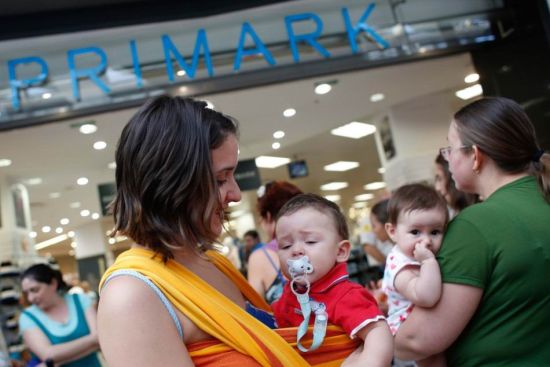 据悉，8月10日，一名母亲由于给孩子喂奶而被请出西班牙的商店。当地时间8月23日，西班牙马德里，700多名母亲参加示威活动，当众喂奶抗议在公共场合喂奶遭到歧视。
