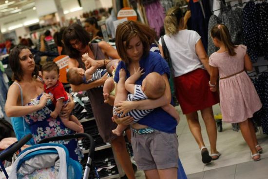据悉，8月10日，一名母亲由于给孩子喂奶而被请出西班牙的商店。当地时间8月23日，西班牙马德里，700多名母亲参加示威活动，当众喂奶抗议在公共场合喂奶遭到歧视。