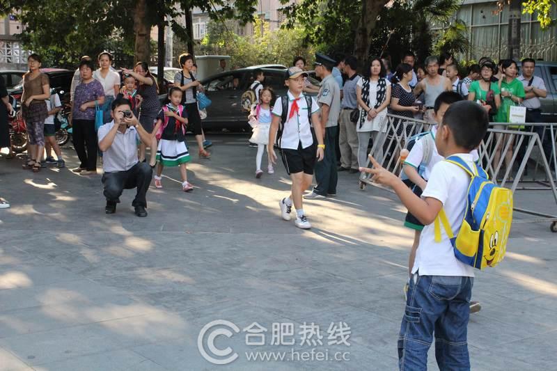 9月是学校的开学季，幼儿园、小学、中学、大学纷纷上演中国式开学，幼儿园、小学同时还上演中国式接送，校门口围满了车和人。
