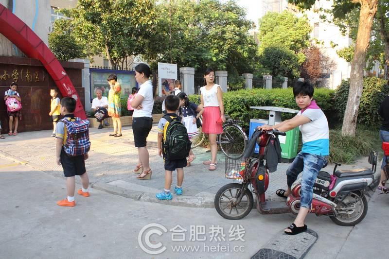 9月是学校的开学季，幼儿园、小学、中学、大学纷纷上演中国式开学，幼儿园、小学同时还上演中国式接送，校门口围满了车和人。