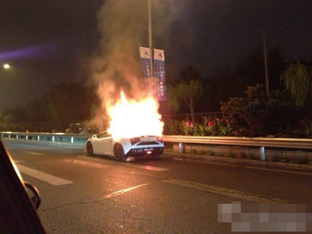 北京东四环兰博基尼轿车起火 起火原因不明(组图) 网友@SCC宽宽 微博称，昨晚，东四环一辆兰博基尼轿车行驶途中着火，目前起火原因不明。