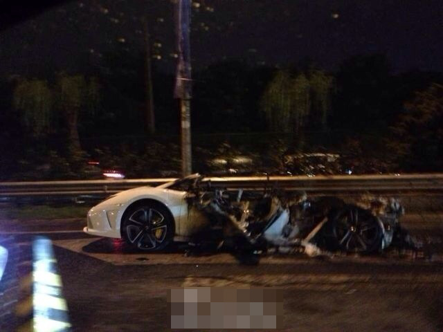 北京东四环兰博基尼轿车起火 起火原因不明(组图) 网友@SCC宽宽 微博称，昨晚，东四环一辆兰博基尼轿车行驶途中着火，目前起火原因不明。