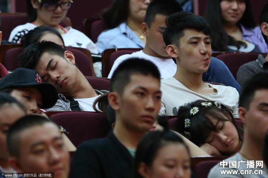 北影开学校长台上动员 帅哥美女台下会周公 5日，北京电影学院开学典礼举行。校长张会君台上动员，无奈台下帅哥、美女难抵瞌睡虫袭击，睡倒一片。