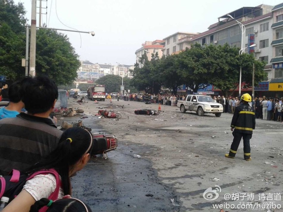 广西桂林一学校门口发生爆炸 疑有一人已死亡 9日8时许，广西桂林市八里街发生一起爆炸事故，事故原因和人员伤亡情况正在进一步调查核实中。 记者在事故现场看到，事故发生在桂林市灵川县八里街学校大门附近，事故现场已被警方拉起警戒线防止市民靠近。警车、消防车已经进驻现场。现场一片狼藉，一具疑似爆炸中遇难者遗体横在现场，多辆摩托车、电动车翻倒路面上，不同程度受损。附近部分商铺玻璃被爆炸震碎，一些停在附近路边的汽车玻璃也被震坏。 现场目击者称，爆炸由一辆路过这里的三轮车引起。目前，当地有关部门已经紧急进入现场展开救援和调查，伤员已经被送往医院救治，事故原因和人员伤亡情况正在进一步调查核实中。