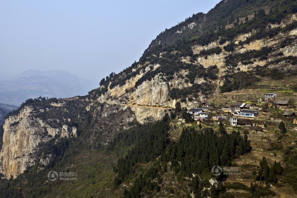 图片半坡小学位于贵川交界处，赤水河岸上，海拔近1000米，青山环绕，环境优美。学校共有68名学生，由于学生数量少，所以只有一、四、六年级，教师仅有4人。