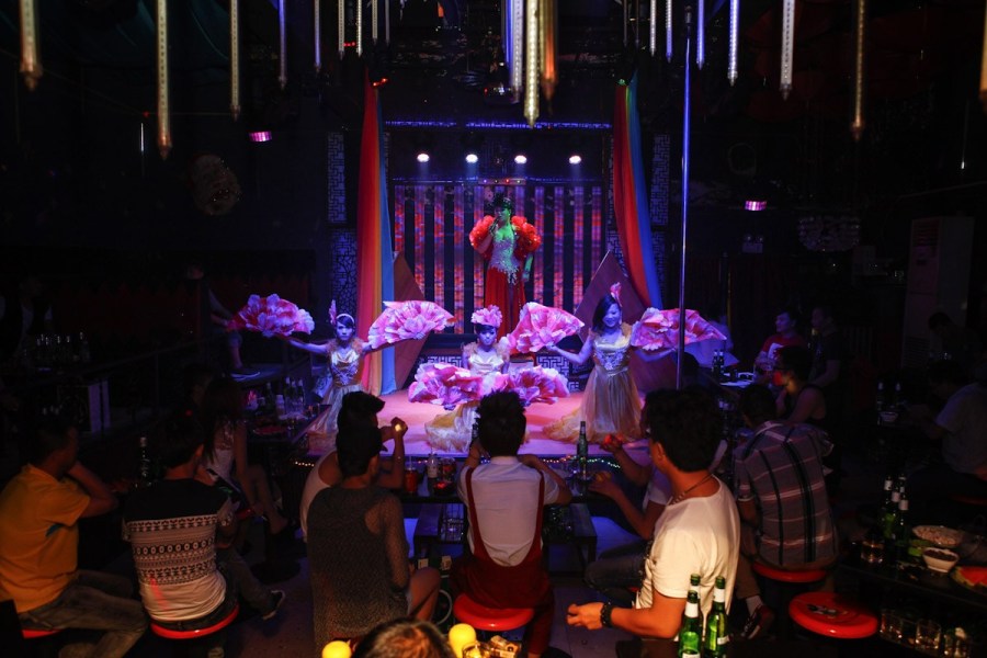 2013年8月31日，郑州一家同志酒吧。台上妖娆妩媚的歌者，一律是二十岁左右的男生。对他们来说，从白天到黑夜，不仅是时间的转变，还是从“男人”到“女人”的轮回。