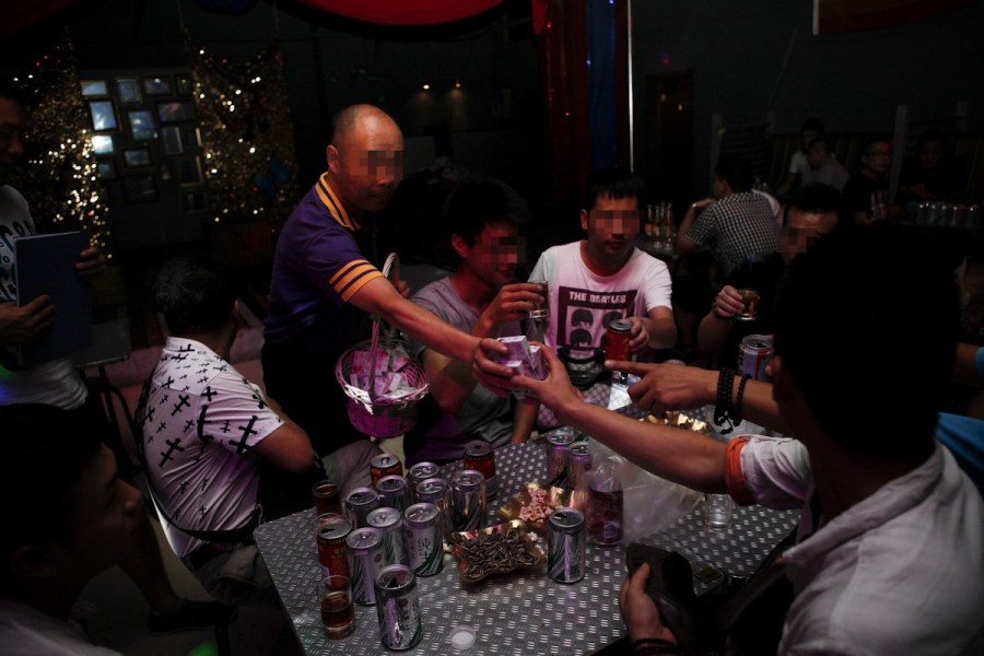 2013年8月17日，郑州，阿鹏晚上来到郑州某同志酒吧，给这里的人免费发放安全套，以此预防艾滋病在同志人群中的传播。郑州已有数家民间防艾公益组织，它们配合省市区疾控中心做了大量的检测、干预、培训和宣传工作。