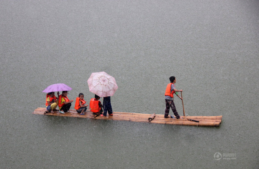 图为之前遭媒体曝光的广西藤县小学生乘竹筏渡过水库去上学。