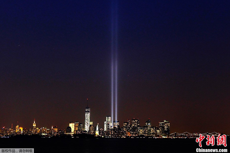 当地时间2013年9月10日，纽约曼哈顿，世贸遗址亮灯纪念9·11恐怖袭击12周年。