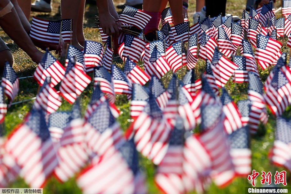 当地时间9月10日，伊利诺斯州，公园绿地上竖起三千多面国旗，纪念9·11恐怖袭击十二周年。