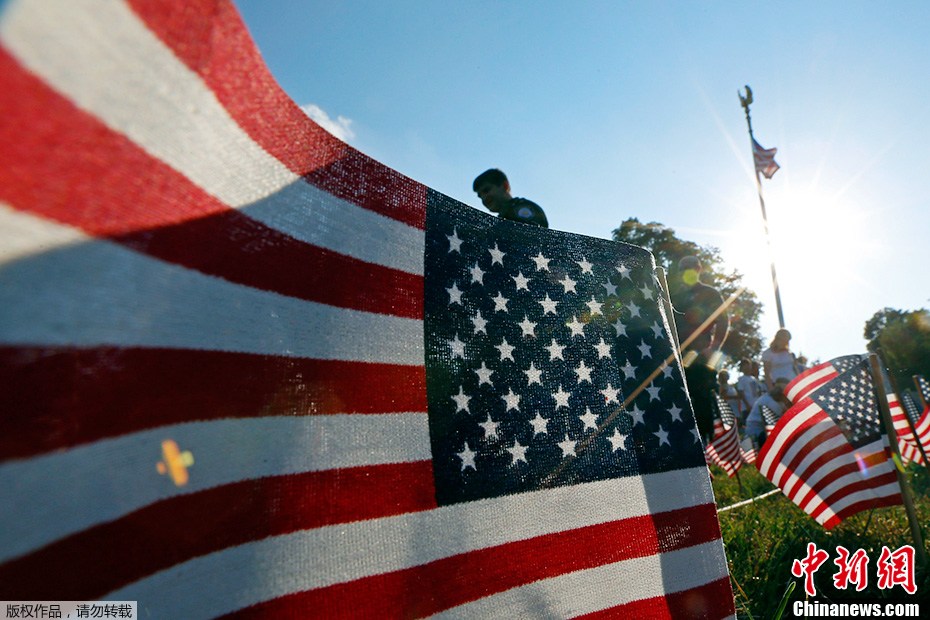 当地时间9月10日，伊利诺斯州，公园绿地上竖起三千多面国旗，纪念9·11恐怖袭击十二周年。