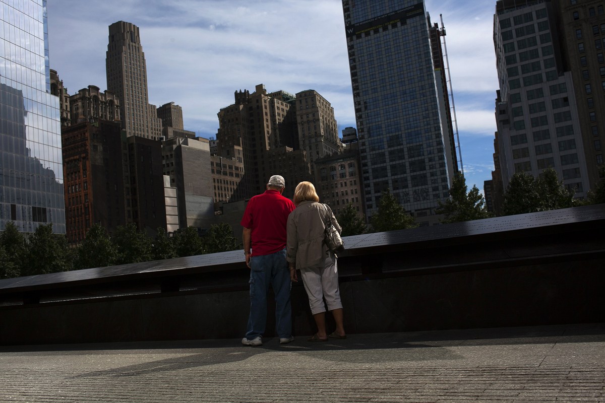 当地时间2013年9月10日，纽约曼哈顿，市民在世贸遗址前悼念9·11遇难者。