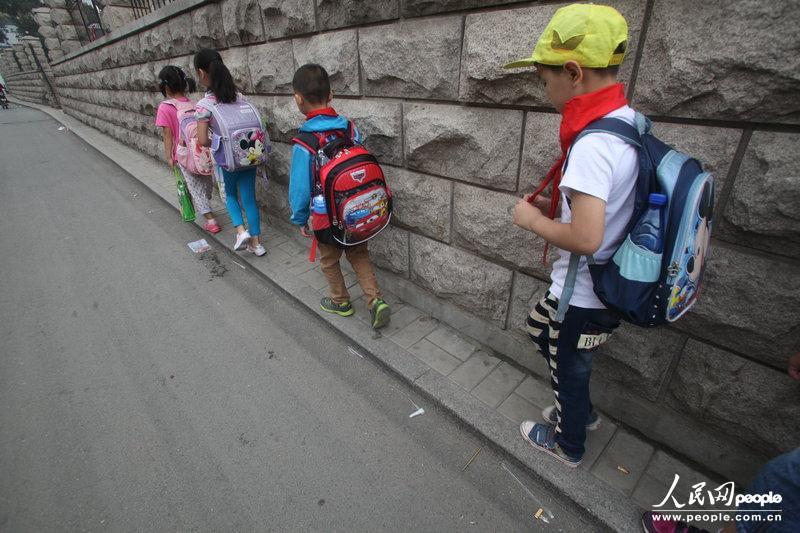 史上“最窄人行道”在济南出现，一大早，我们就可以看到小学生们走在这条人行道上，他们正赶往学校上课。“最窄人行道”宽仅有0.2米，像独木桥一样，连小孩子都很难走过去，大人更不用说，可见这么窄的人行道有多危险！