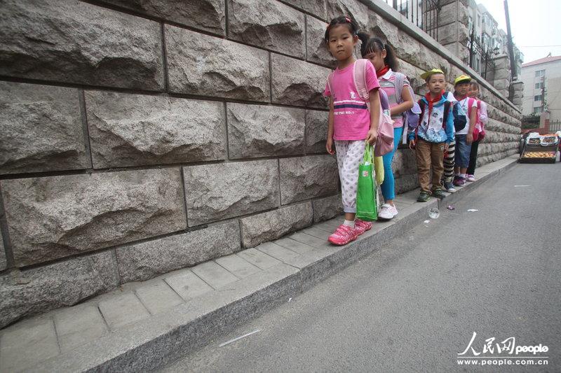 史上“最窄人行道”在济南出现，一大早，我们就可以看到小学生们走在这条人行道上，他们正赶往学校上课。“最窄人行道”宽仅有0.2米，像独木桥一样，连小孩子都很难走过去，大人更不用说，可见这么窄的人行道有多危险！