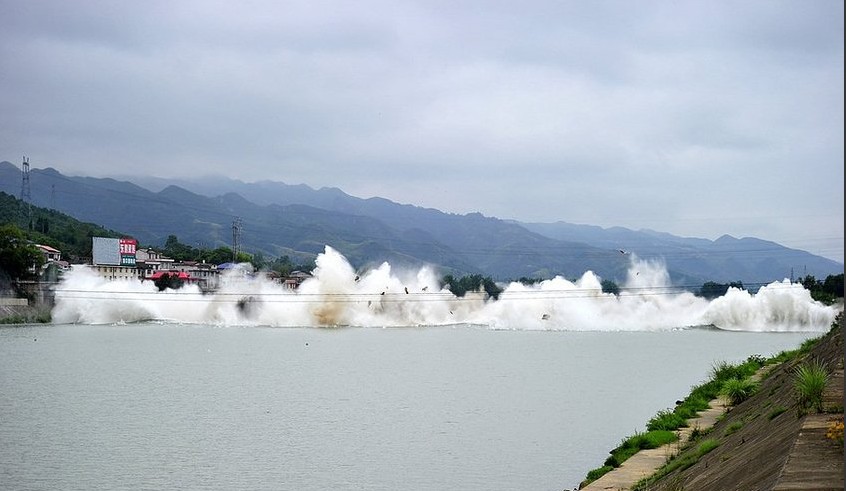 湖南张家界慈利县永安大桥成功爆破拆除 张家界(湖南)，2013年9月11日 湖南张家界慈利县永安大桥成功爆破拆除这张拼版图片显示的是湖南省张家界市慈利县永安大桥爆破拆除的过程(9月10日摄)。当日，湖南省张家界市慈利县永安大桥成功爆破拆除。该桥建于1973年，全长258.3米，桥面宽9.42米，为钢筋混凝土双曲拱桥，此次爆破拆除后将在原址重建新桥。