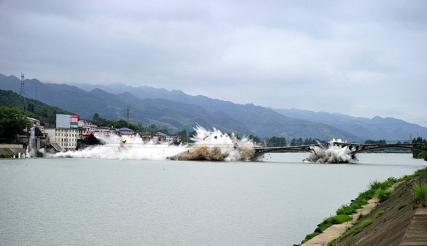 湖南张家界慈利县永安大桥成功爆破拆除 张家界(湖南)，2013年9月11日 湖南张家界慈利县永安大桥成功爆破拆除这张拼版图片显示的是湖南省张家界市慈利县永安大桥爆破拆除的过程(9月10日摄)。当日，湖南省张家界市慈利县永安大桥成功爆破拆除。该桥建于1973年，全长258.3米，桥面宽9.42米，为钢筋混凝土双曲拱桥，此次爆破拆除后将在原址重建新桥。